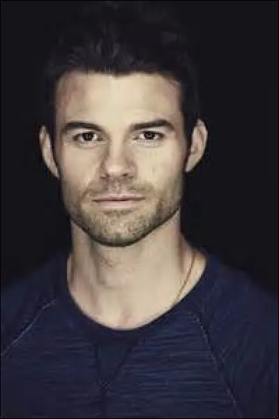 Dans la série The Originals, de qui Elijah (Daniel Gillies) est-il amoureux ?