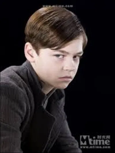 Où Tom a-t-il passé une période de sa vie avant de rentrer à Poudlard ?