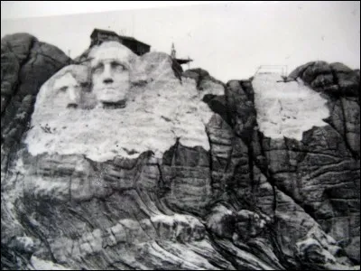 Qui était président lors de la création et du début des travaux du mémorial du mont Rushmore?