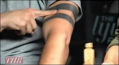 Pourquoi Scott s'est-il fait un tatouage au début de la saison 3 ?