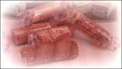 À quelle ville est associé ce "bouchon", un très craquant petit four aux amandes, parfumé à l'eau-de-vie issue de raisins blancs, distillée deux fois, que l'on appelle "Fine" ?