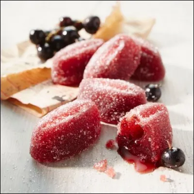 De quelle ville, connue aussi pour sa moutarde, viennent ces pâtes de fruits au cassis dont le cur liquide à base de liqueur de cassis est un régal divin ?