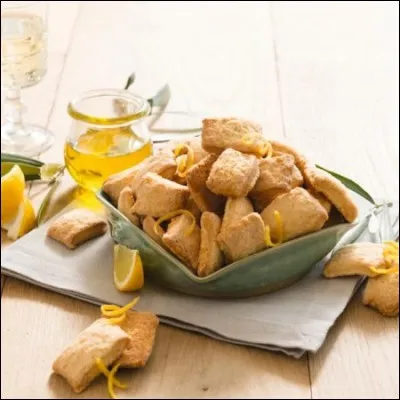 Une pointe d'huile d'olive dans ce biscuit traditionnel, voilà qui est étrange ! Ainsi il réunit toutes les saveurs ensoleillées avec le citron et vin blanc de la Drôme. Quel nom lui donne-t-on ?