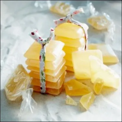 Qui ne connaît pas ce bonbon carré et plat, au parfum à la fois suave et puissant donné par cet agrume de la famille des Rutacées ?! Mais d'où vient cette lumineuse et attirante friandise ?