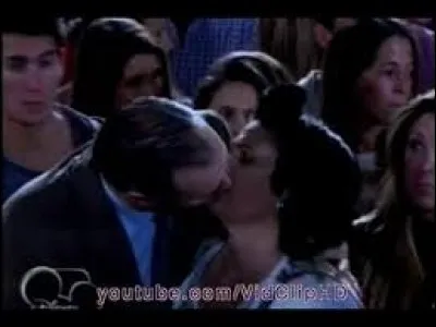 Trouvez le couple en train de s'embrasser !