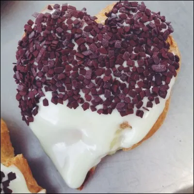 La pâtissière a voulu donner une forme en coeur à son oeuvre. Quel gâteau a-t-elle déformé ?