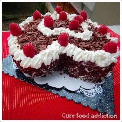 On a voulu imiter la forêt noire parce gâteau en coeur, mais quelque chose cloche peut-être ?