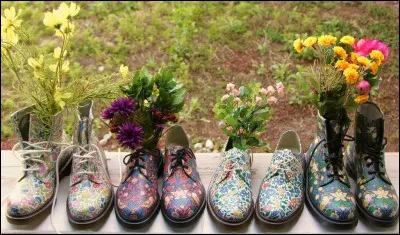 Quel est le nom du modèle de Doc Martens avec des fleurs dessus ?