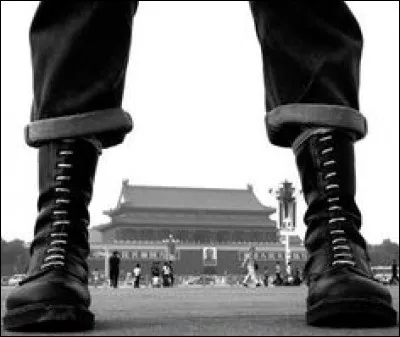 Par quel type de style les Dr. Martens ont-elles été principalement adoptées dans les années 70 et 80 ?