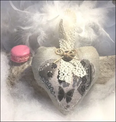 Trouvez l'interprète de ces paroles : "pour quelques mots d'amour jetés dans une cour et qui s'en vont mourir, ne dis rien si tu veux, mais sèche un peu tes yeux..."