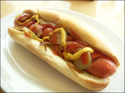 Le surnom du teckel est « Chien saucisse ». C'est l'origine du nom d'un sandwich. Lequel ?