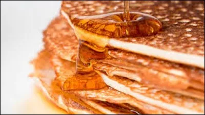 Voici des crêpes à l'esprit canadien car elles sont garnies de...