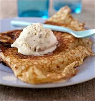 Cette crêpe est accompagnée d'une boule de glace...