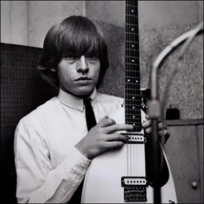 The Rolling Stones : Quel âge avait Brian Jones, l'un des guitaristes du groupe, lors de sa mort ?
