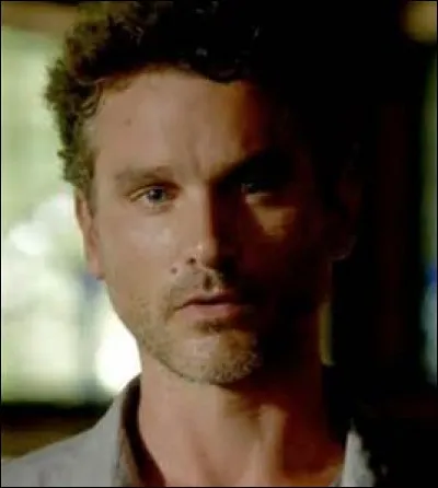 Comment se nomme l'oncle de Stefan et Damon ?