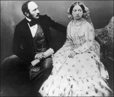 La reine Victoria et le prince Albert s'unissent en 1840 et ont neuf enfants. Mais le 14 décembre 1861, le prince Consort succombe à la fièvre typhoïde. Que fait alors Victoria ?