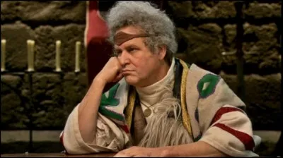 Dans "L'Assemblée des rois II" , comment le roi Ketchatar frappe-t-il un des assassins ?