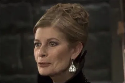 Par quelle insulte Arthur s'adresse-t-il à sa tante dans un épisode où sa mère lui ordonne de venir à Tintagel pour la fête de l'hiver ?