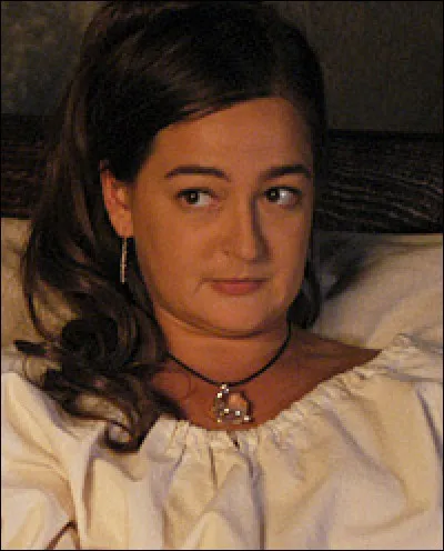 Que fait Guenièvre quand elle annonce, totalement saoule, qu'elle a "pissé par la fenêtre" ?