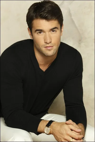 Qui joue le rôle de Daniel Grayson ?