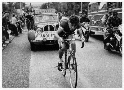 Jacques Anquetil commence sa carrière professionnelle à 19 ans en 1953. Sa première course est une victoire. De quelle course s'agit-il ?