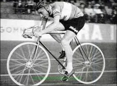 En juin 1956, il bat le record du monde de l'heure, en parcourant 46,159 km. Quelle est la particularité de cet exploit ?