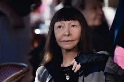 Comment s'appelle cette chanteuse et écrivaine ?