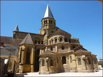Quel monastère fondé en 973 fut le "Versailles" des grands abbés de Cluny ?