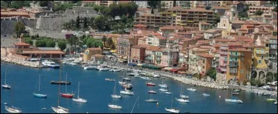 Villefranche-sur-mer se trouve sur :