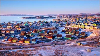 Terminons par la ville des glaces : c'est avec 4 500 habitants, la troisième ville du Groenland, elle se située, par 69°2 sur un fjord où se jettent d'énormes icebergs. Comment s'appelle cette ville ?