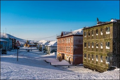 Tiksi, petite ville russe de 5000 habitants, à 71°39 N, sur l'océan arctique, est considérée comme la ville la plus proche du pôle Nord. A quelle distance se trouve-t-elle du pôle ?
