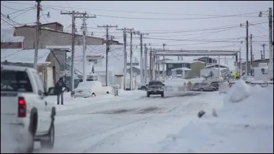 A peine plus au sud, à 71°18 N, on trouve la toute petite ville de Barrow en Alaska. A quelle distance est-on alors du cercle polaire ?