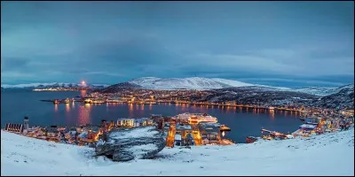 Par 70°6 N, il y a une petite ville, la plus au Nord de toute l'Europe. Comment s'appelle-t-elle ?