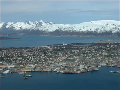 Il faut aller un peu plus vers le sud pour trouver des villes plus grandes. Par 69°6 N, on trouve la ville de plus de 50 000 habitants la plus septentrionale. Quelle est-elle ?