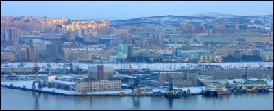 Quelle est cette ville russe de 300 000 habitants, plus grande ville du monde au delà du cercle polaire?
