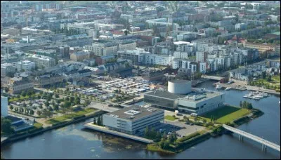 C'est la plus septentrionale des villes de plus de 100 000 habitants d'un pays de l'UE. Située à 65°N, elle n'est qu'à 160 km du cercle polaire. Quelle est cette ville ?