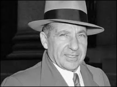 Février : Frank Costello était le parrain de Cosa Nostra aux États-Unis et il a inspiré le personnage de Don Vito Corleone du film "Le Parrain" qui fut incarné par...