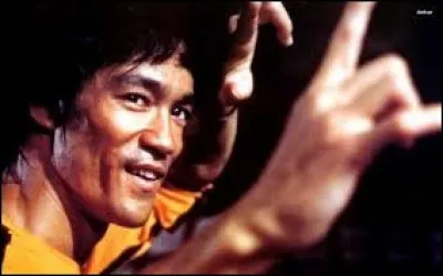 Juillet : Dans combien de longs métrages de kung-fu Bruce Lee fut-il l'acteur principal ?
