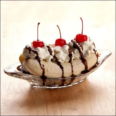 Comment est appelé le copieux dessert Banana Split au Canada francophone ?
