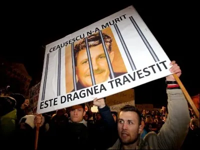 Mais ne faisons pas grise mine. Il se trouve que, parfois, la rue elle-même se lève et fasse plier un gouvernement, lorsque ce dernier tente d'assouplir une loi anti-corruption. Dans quel pays ?