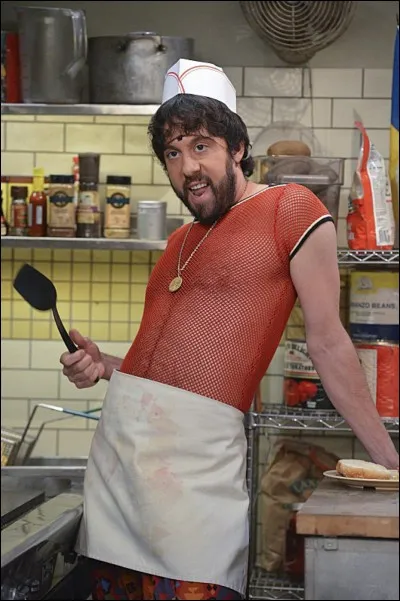 Comment se nomme ce personnage de 2 Broke Girls ?