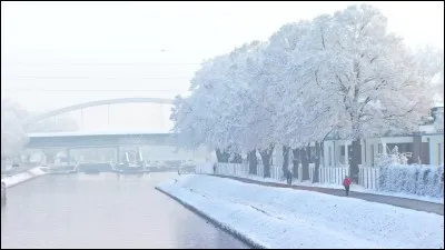 Quelle ville a généralement le plus de jours d'enneigement annuels ?