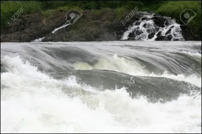 Une rivière coule vers...