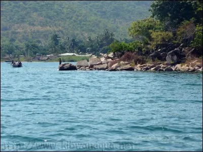 Qui chantait "Belle Africa, où sont les eaux bleues du Tanganyika ?" ?