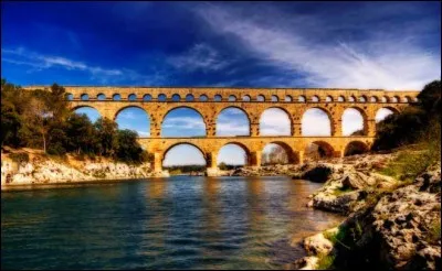 Savez-vous les eaux de quel cours d'eau, enjambe le pont du Gard ?