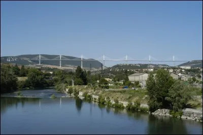 L'eau de quel cours d'eau le viaduc de Millau enjambe-t-il ?