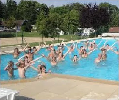 Comment appelle-t-on un camping où l'on doit être tout nu ?