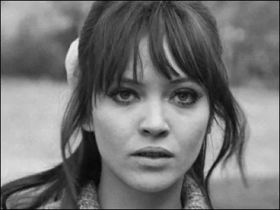 Actrice, elle est la partenaire de Belmondo dans "Pierrot le fou"; chanteuse, elle interprète en 1967 "sous le soleil exactement" de Gainsbourg. De qui s'agit-il ?
