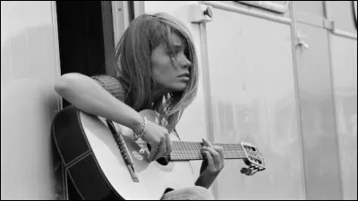 Françoise Hardy chante "tu commenças ta vie tout au bord d'un ruisseau tu vécus de ces bruits qui courent dans les roseaux qui montent des chemins que filtrent les taillis..." : quel est le titre ?