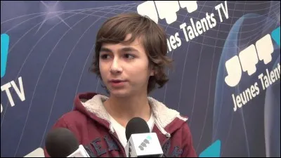 De quel instrument Esteban sait-il jouer ?